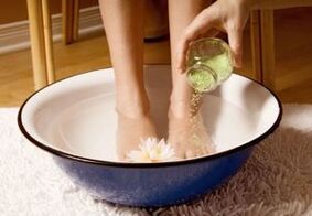 For people suffering from onychomycosis, bathing with vinegar and salt is useful. 