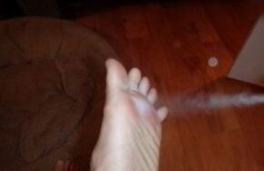 Aerosol treatment of feet affected by fungus